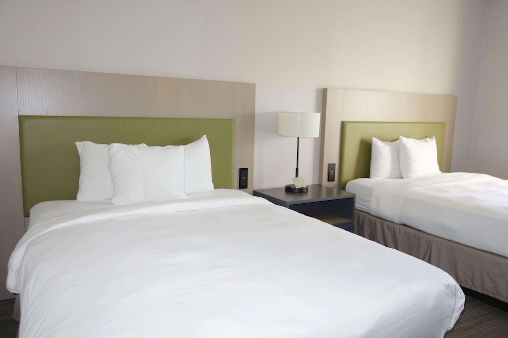 Четырёхместный номер Standard Country Inn & Suites by Radisson, Round Rock, TX