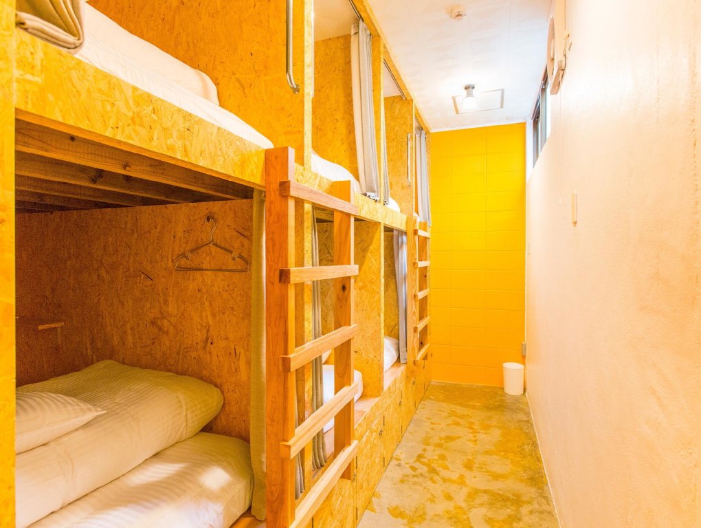 Кровать в общем номере (женский номер) Seawall Hostel