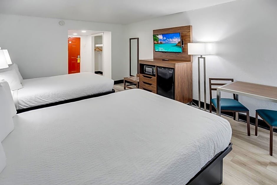 Standard Quadruple room oceanfront Blu Atlantic Hotel & Suites