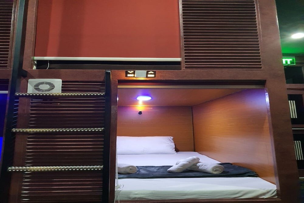 Кровать в общем номере (мужской номер) OYO 997 Attic Capsule Hotel