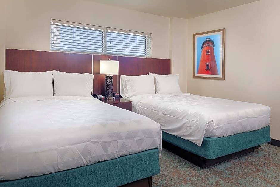 Четырёхместный люкс oceanfront Holiday Inn Resort Daytona Beach Oceanfront, an IHG Hotel