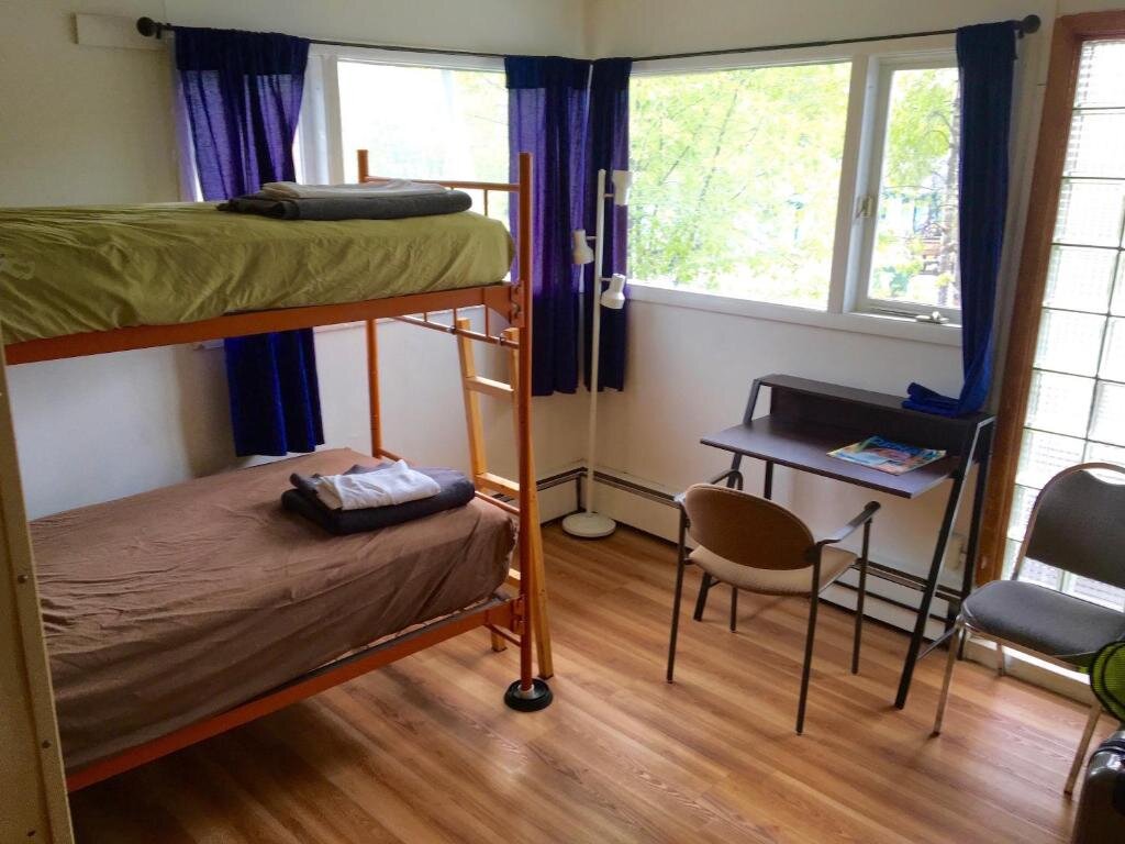 Кровать в общем номере Base Camp Anchorage Hostel