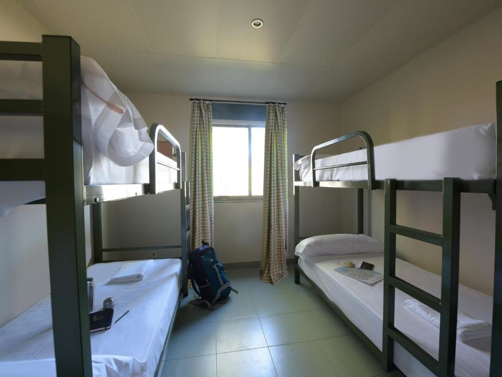 Кровать в общем номере (женский номер) Albergue Monte Do Gozo