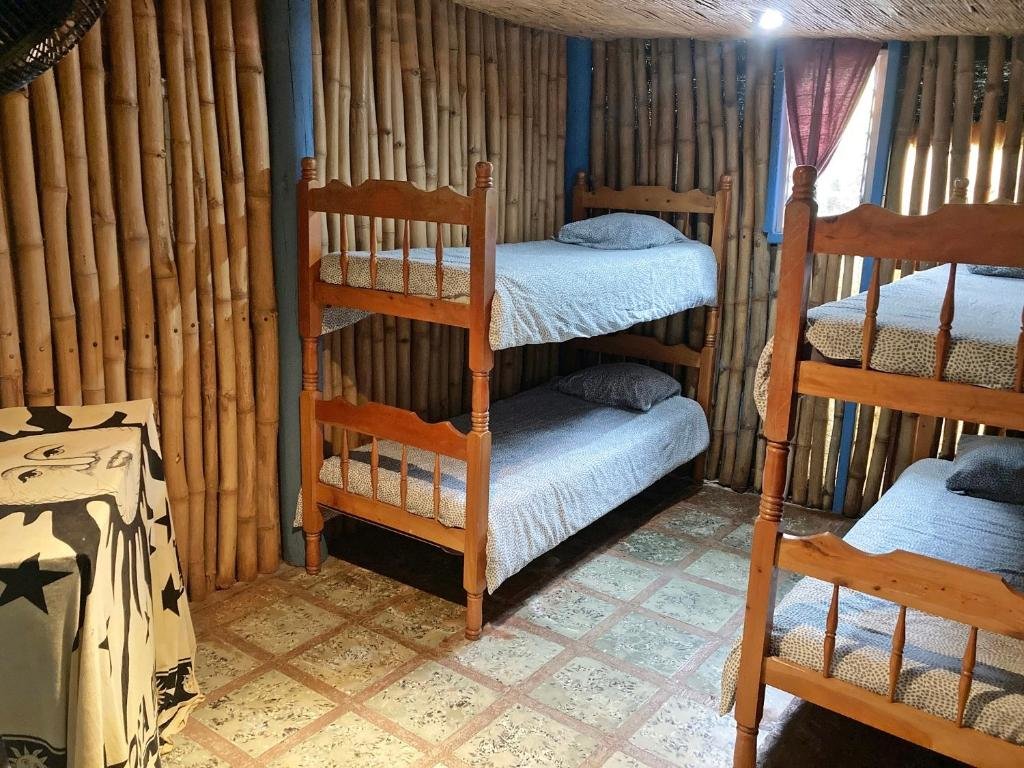 Кровать в общем номере Montaña Linda Hostel Orosi