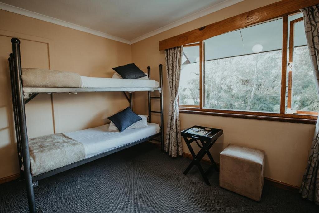 Кровать в общем номере Tsitsikamma Backpackers