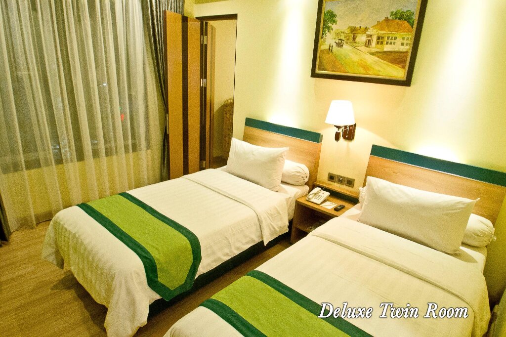Кровать в общем номере Green Batara Hotel