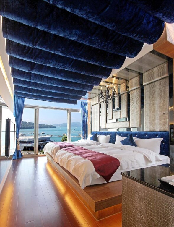 Четырёхместный номер Standard с балконом Shuian Lakeside Hotel