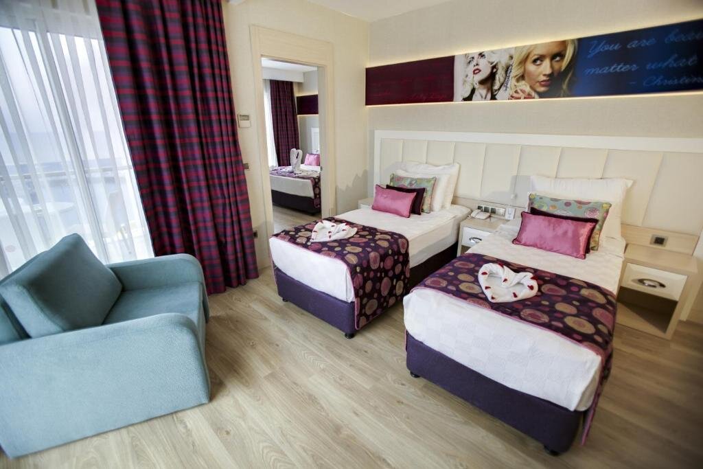 Standard Familie Zimmer mit Landblick Azura Deluxe Resort & Spa