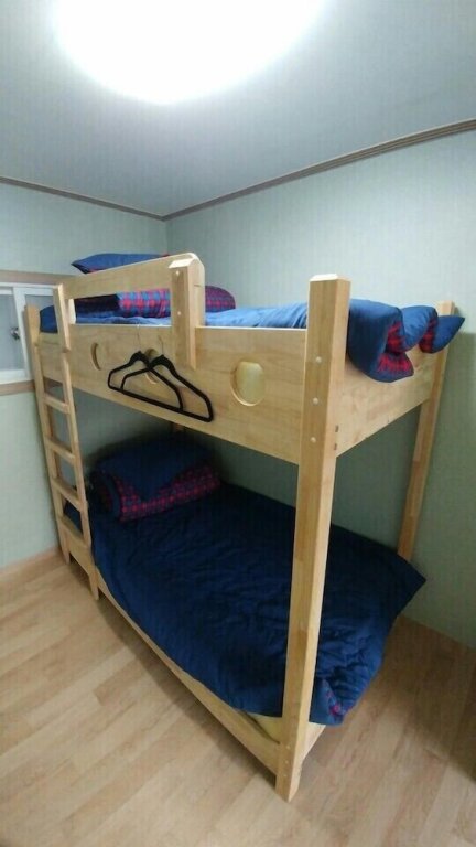 Кровать в общем номере (мужской номер) Ninano Guesthouse