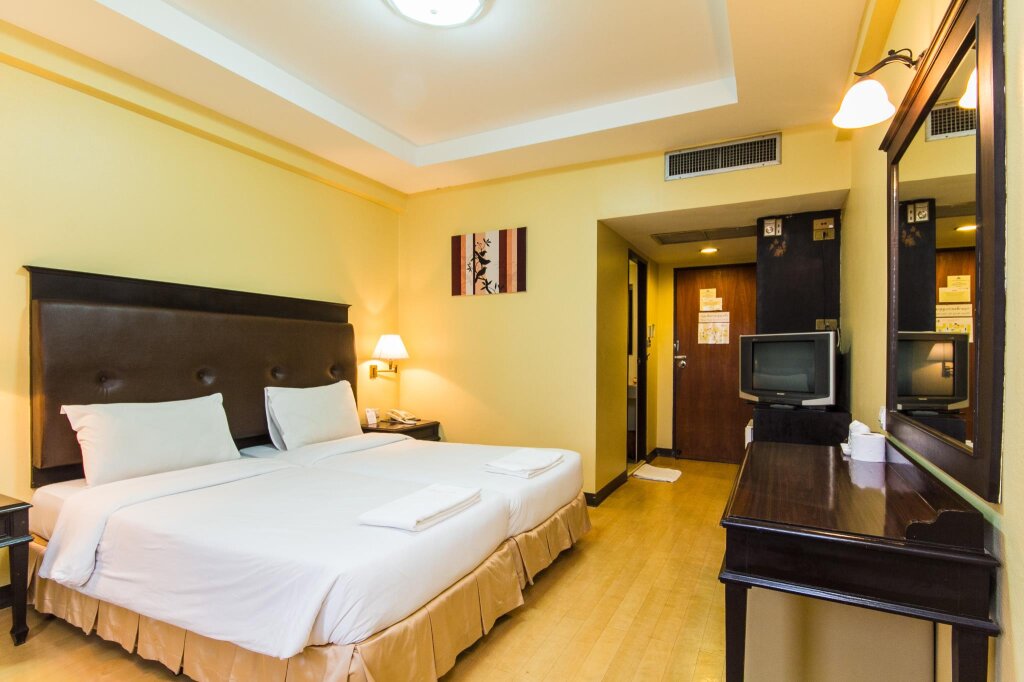 Кровать в общем номере Roma Hotel