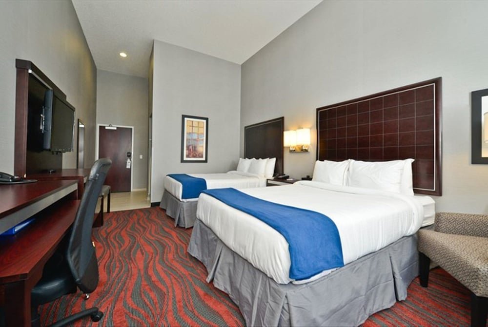 Четырёхместный номер Standard Holiday Inn Express & Suites Utica, an IHG Hotel