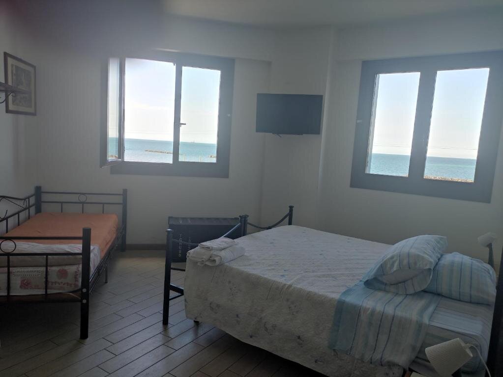 Standard Triple room with sea view B&B Pontemare