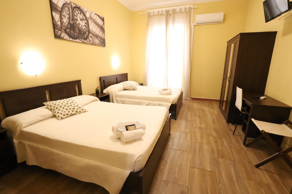 Bed in Dorm Golden Milano Hotel