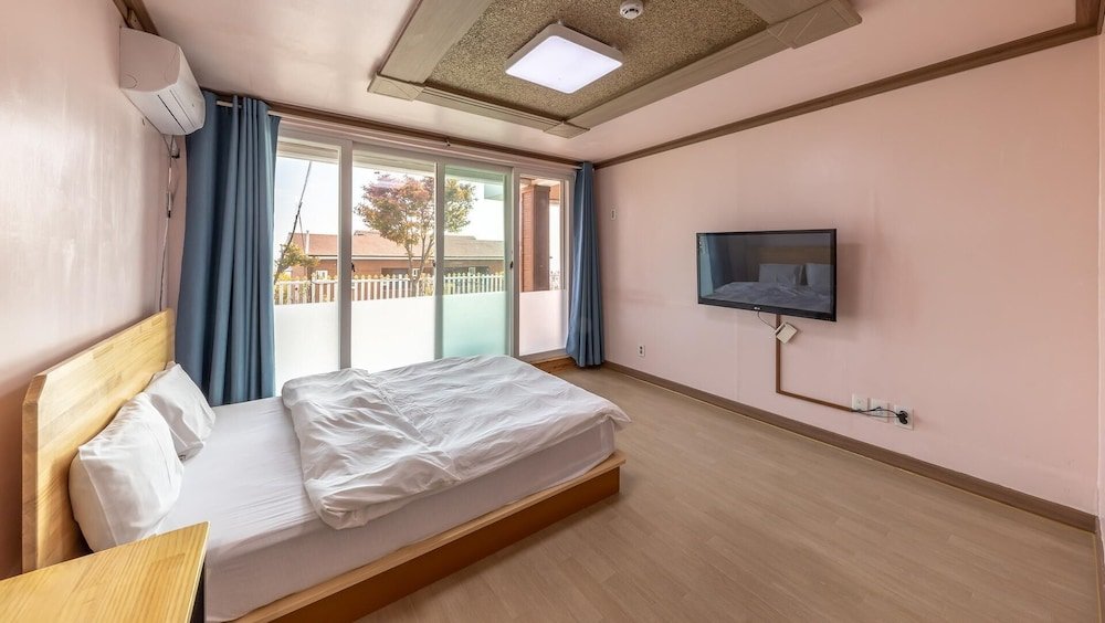 Standard Zimmer 2 Schlafzimmer mit Balkon und mit Meerblick Ganghwa Marinwon Pulbilra Gajok Pension
