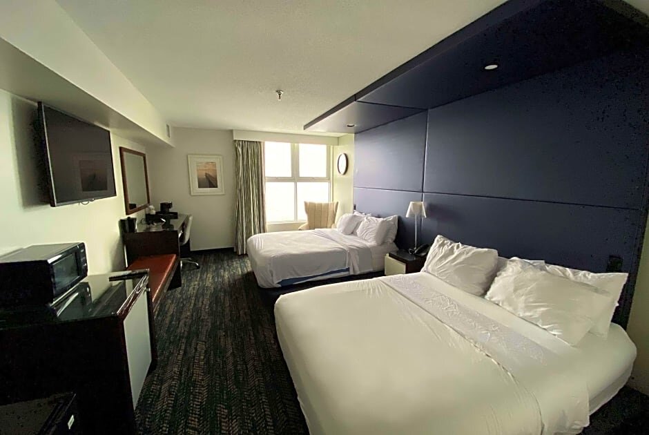 Standard Quadruple room 41 Lakefront Hotel, Trademark Collection By Wyndham