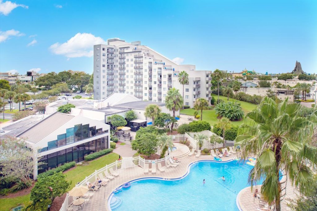 Cama en dormitorio compartido Enclave Hotel & Suites Orlando, a staySky Hotel & Resort