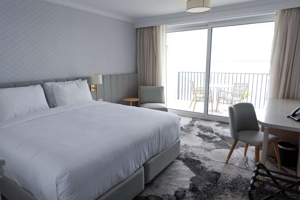 Двухместный номер Standard с балконом и с видом на воду The Beachcomber Hotel & Resort, Ascend Hotel Collection