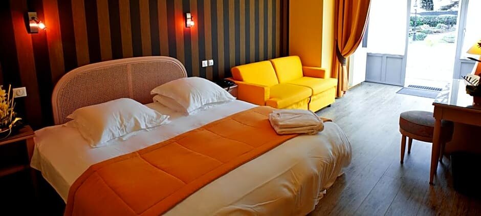 Номер Comfort Grand Hotel de Courtoisville - Piscine & Spa