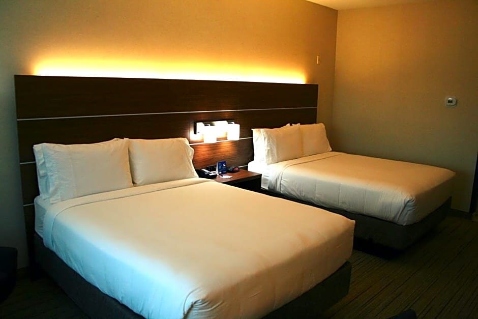 Двухместный номер Standard Holiday Inn Express Hotel & Suites Marina, an IHG Hotel
