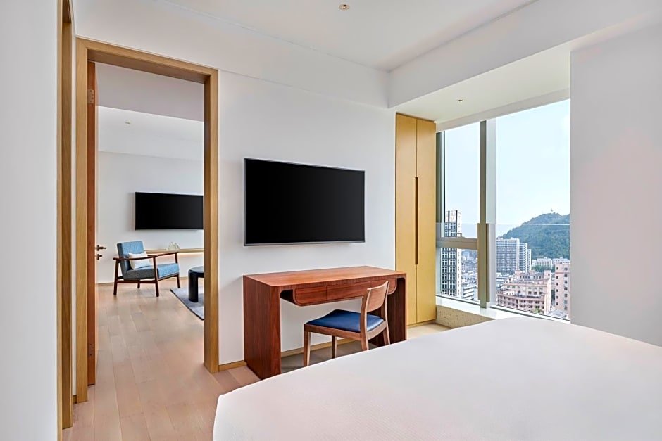 Номер Premium c 1 комнатой с видом на сад Doubletree By Hilton Shenzhen Airport