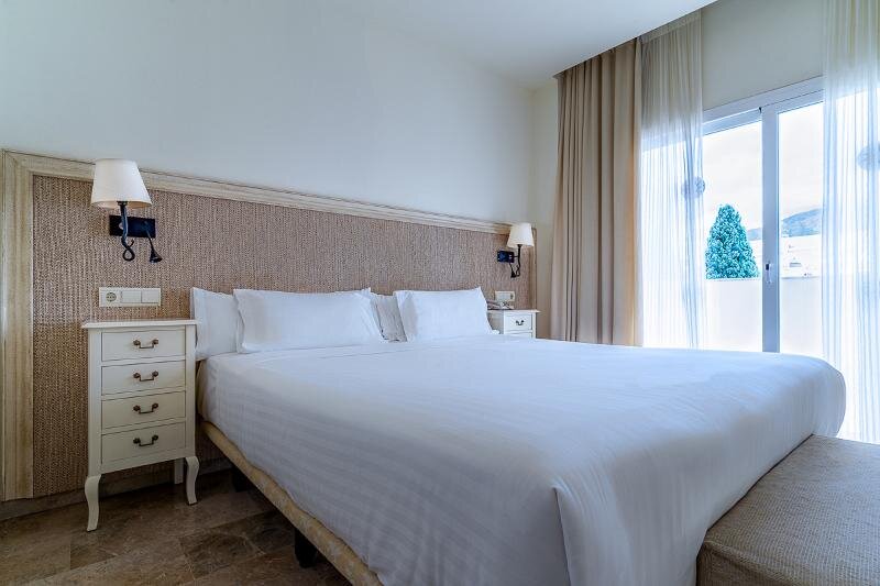 Кровать в общем номере с 3 комнатами Aparthotel Cordial Mijas Golf
