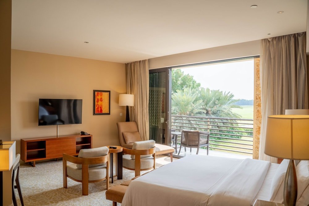 Двухместный полулюкс с балконом VOGO Abu Dhabi Golf Resort & Spa Formerly The Westin Abu Dhabi Golf Resort & Spa