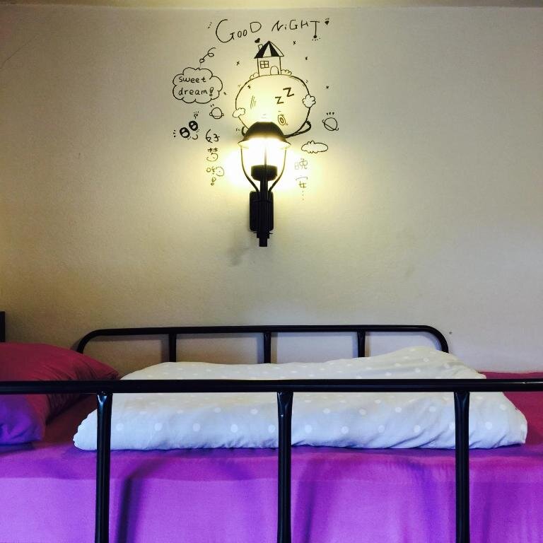 Кровать в общем номере Baan Mai Sak
