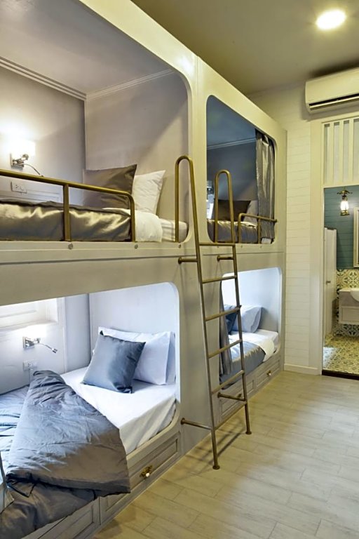 Кровать в общем номере (женский номер) Golden Mountain Hostel