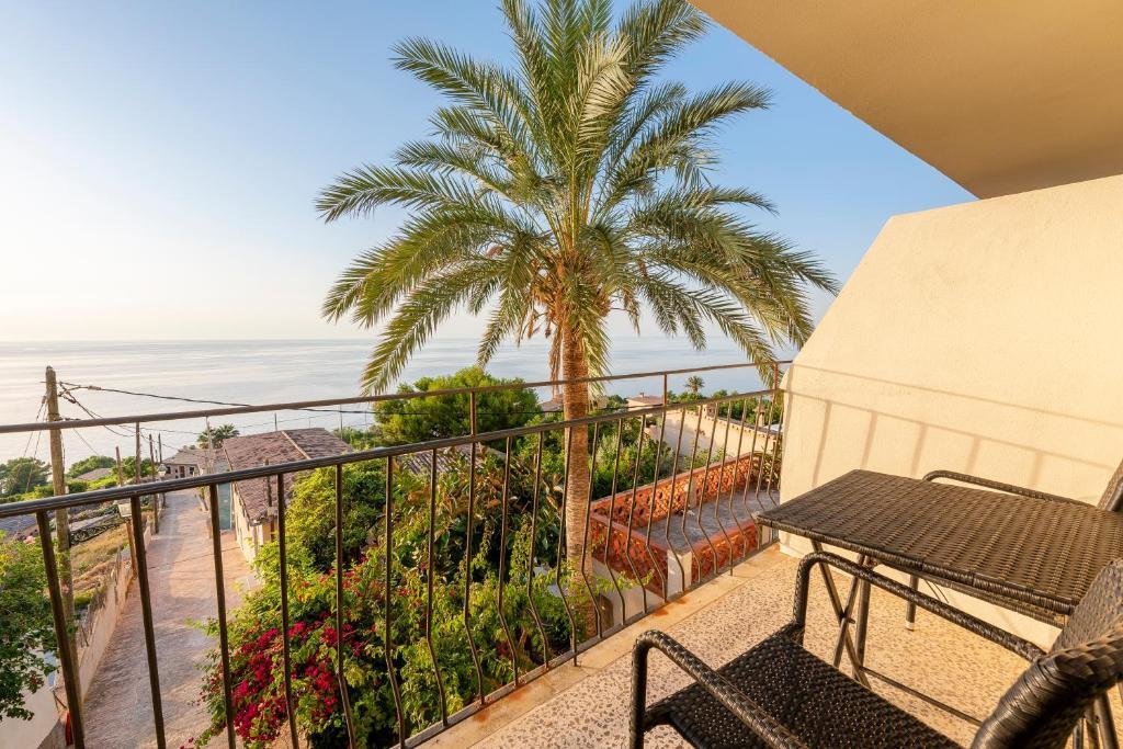 Habitación doble Estándar con balcón y con vista al mar Hostal Sa Baronia