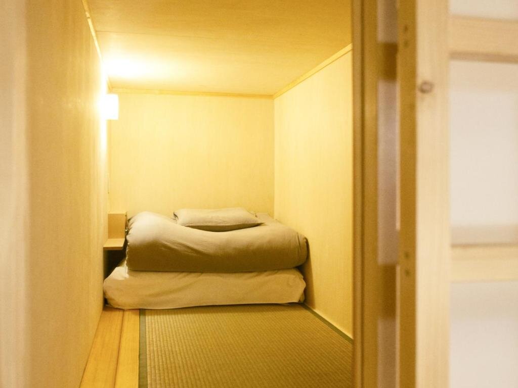 Кровать в общем номере Kinoya Hostel