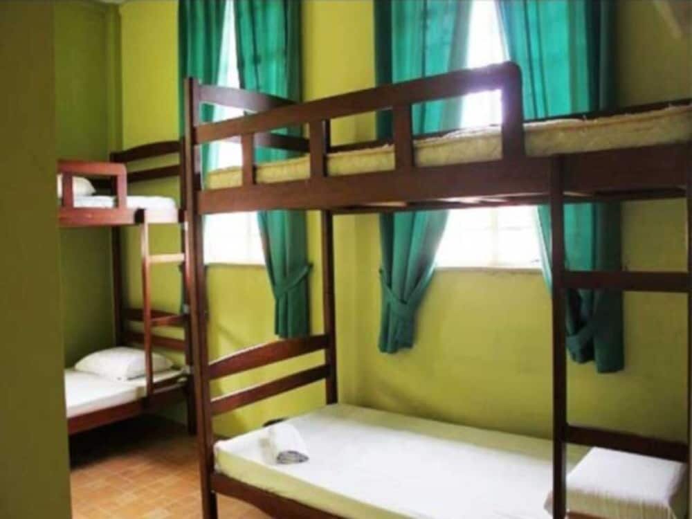 Кровать в общем номере Borneo Backpackers