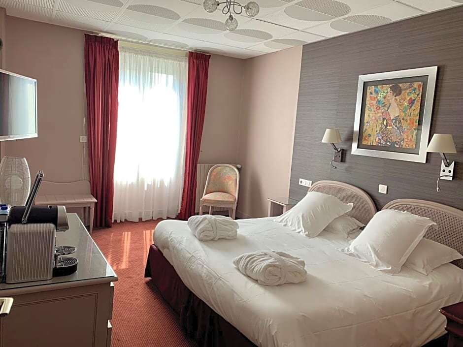 Трёхместный номер Standard Grand Hotel de Courtoisville - Piscine & Spa