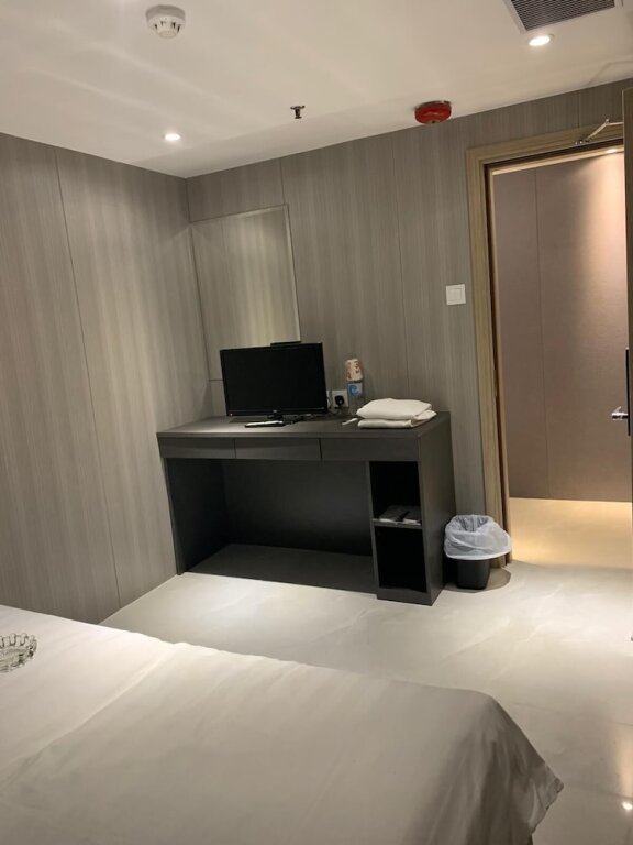 Standard room J Hotel
