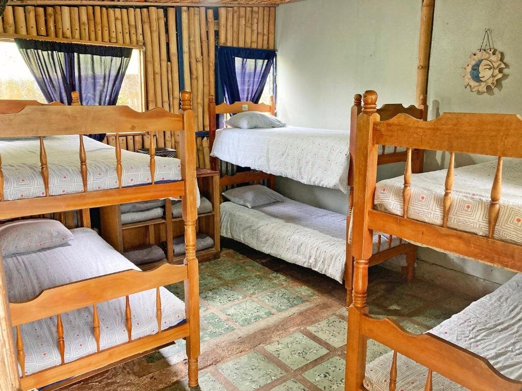 Кровать в общем номере (женский номер) Montaña Linda Hostel Orosi