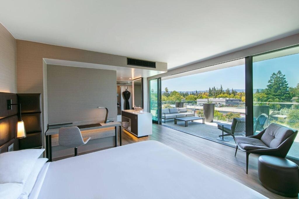 Двухместный номер Deluxe с балконом и с видом на горы AC Hotel by Marriott Palo Alto