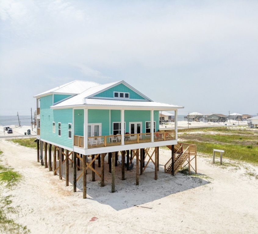 Cabaña Salty Seahorse - Waterfront! Pet Friendly! Game Room, Pool Table, Beautiful Views - Room For The Whole Family 4 Bedroom Home by RedAwning