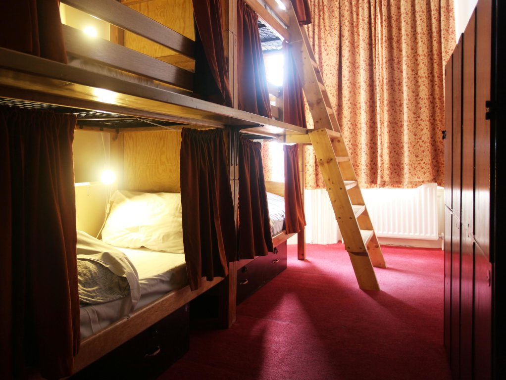 Кровать в общем номере Palmers Lodge Swiss Cottage