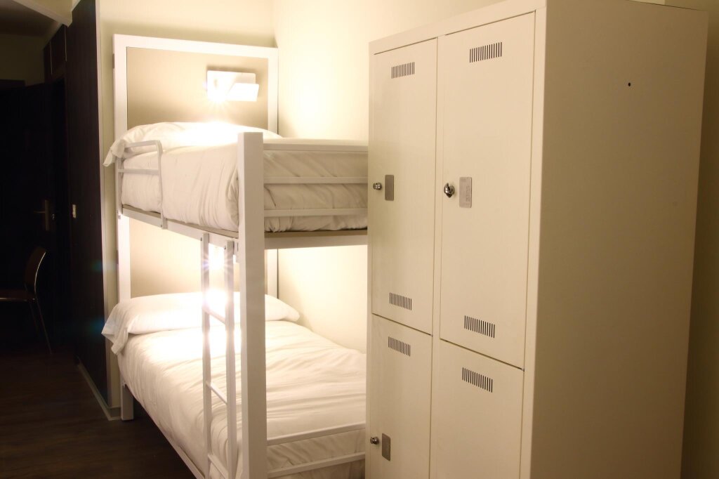 Кровать в общем номере (женский номер) Poshtel Bilbao - Premium Hostel