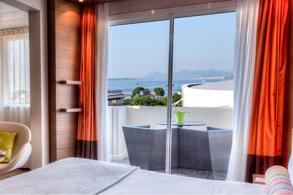 Doppel Zimmer mit Balkon und mit eingeschränktem Meerblick AC Hotel