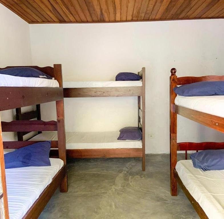 Кровать в общем номере Sambaqui Hostel