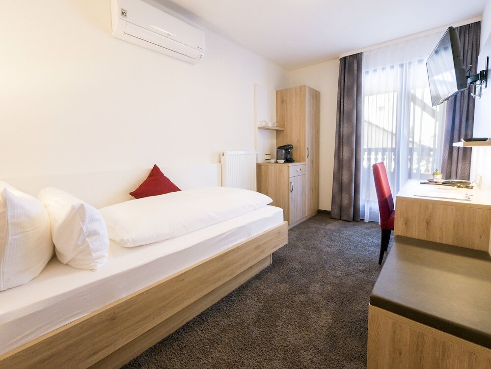 Standard Single room with balcony Hotel Restaurant Schiff