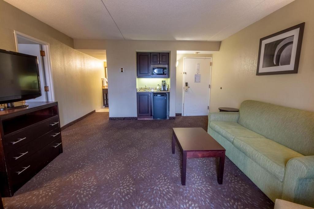 Suite triple Holiday Inn Express Hotel & Suites Pittsburgh Airport, an IHG Hotel