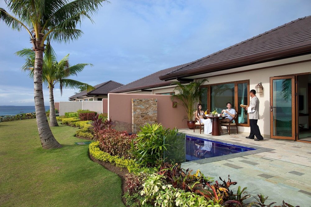 Villa with balcony Crimson Resort and Spa Mactan