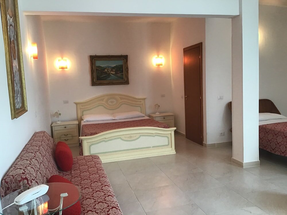 Standard Quadruple room with balcony Hotel Giulietta e Romeo