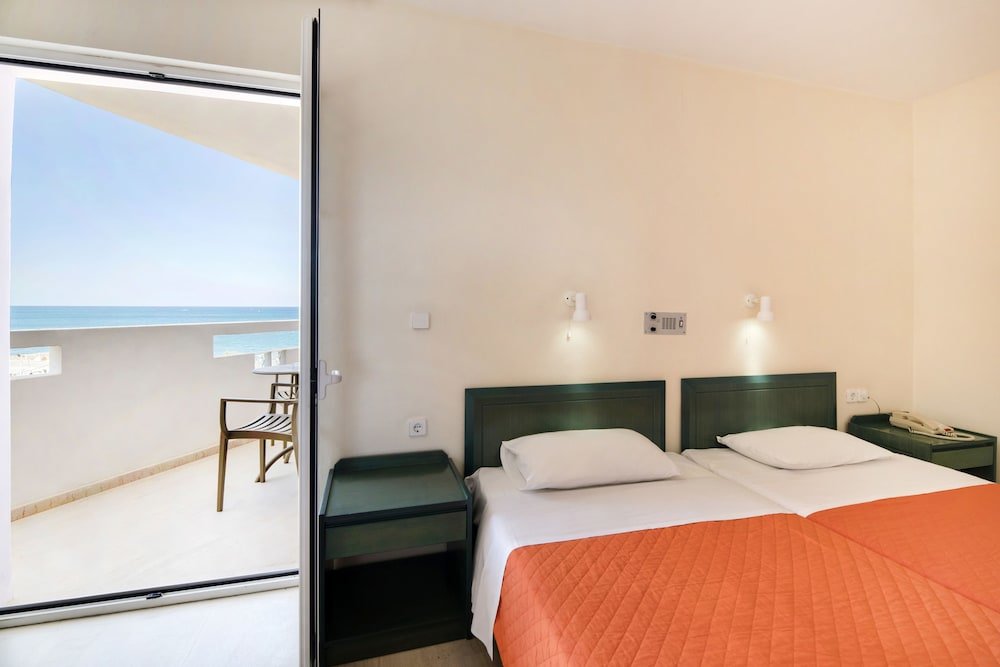 Habitación doble Estándar con balcón y con vista parcial al mar Evelyn Beach Hotel