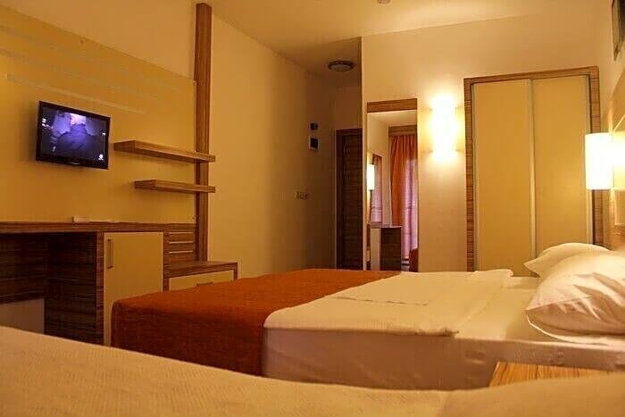 Кровать в общем номере Serhan Hotel