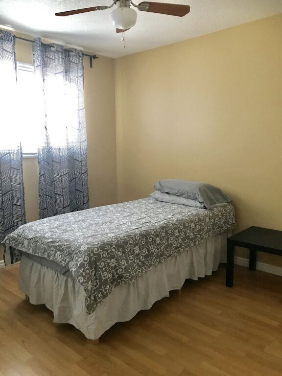 Коттедж Standard Private Rooms Male Accommodation Close to NAIT Kingsway Mall Downtown