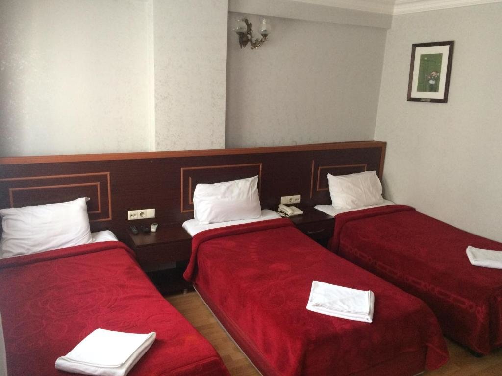 Standard Triple room Red White Hotel