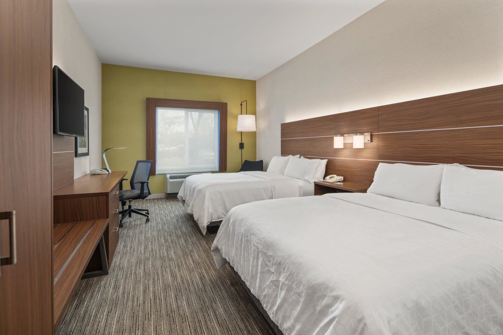 Четырёхместный номер Standard Holiday Inn Express Hotel & Suites Sacramento Airport Natomas, an IHG Hotel