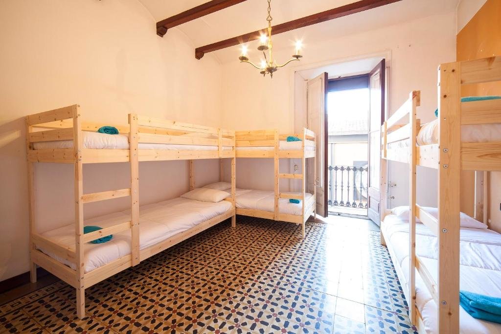 (camerata femminile) letto in camerata Bed in Girona